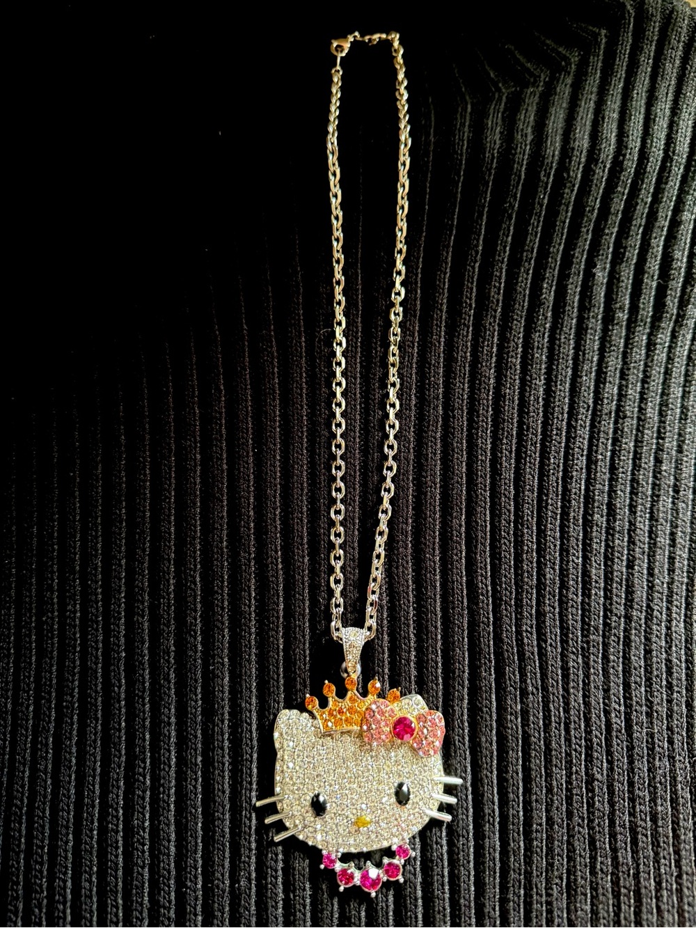 Gorgeous “Wear a Crown” Hello Kitty Pendant